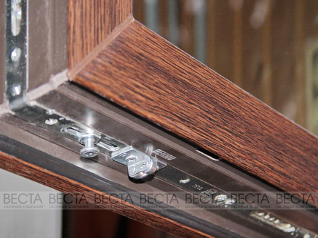 Роликовый приподниматель Siegenia A2000 на створке окна Рехау Делайт